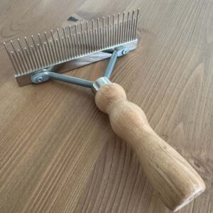 Rake-kampa puukahvalla